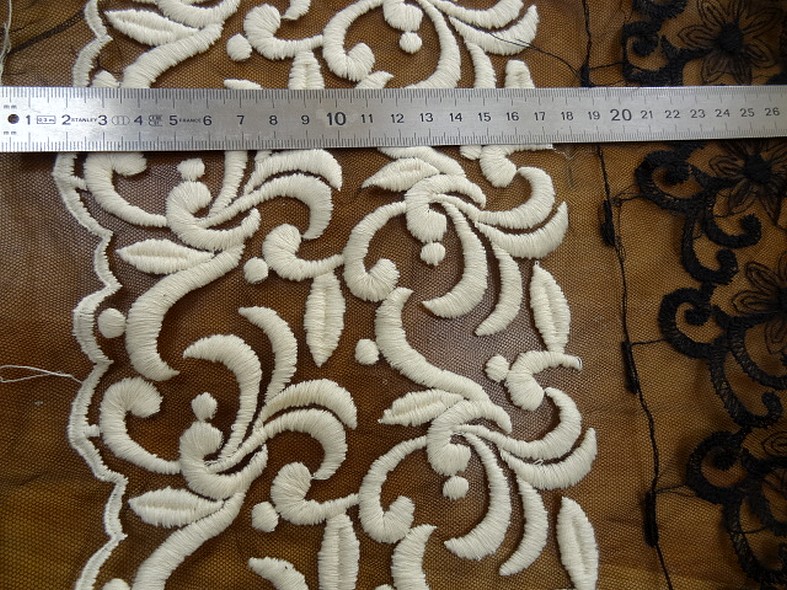 Resille noire seche brodee embase blanc casse 2