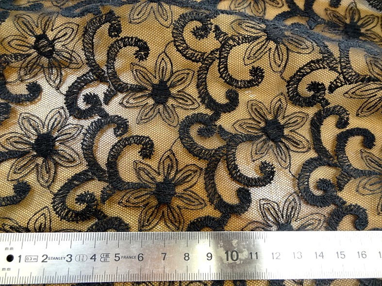 Resille noire seche brodee embase blanc casse 3