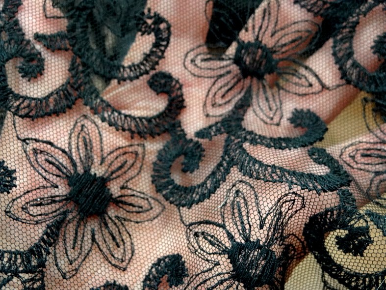 Resille noire seche brodee embase blanc casse 4