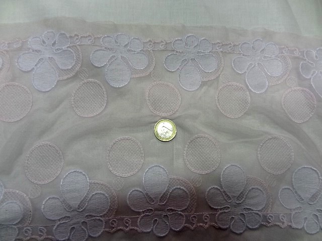 Resille rose pale brodee fleurs blob 1