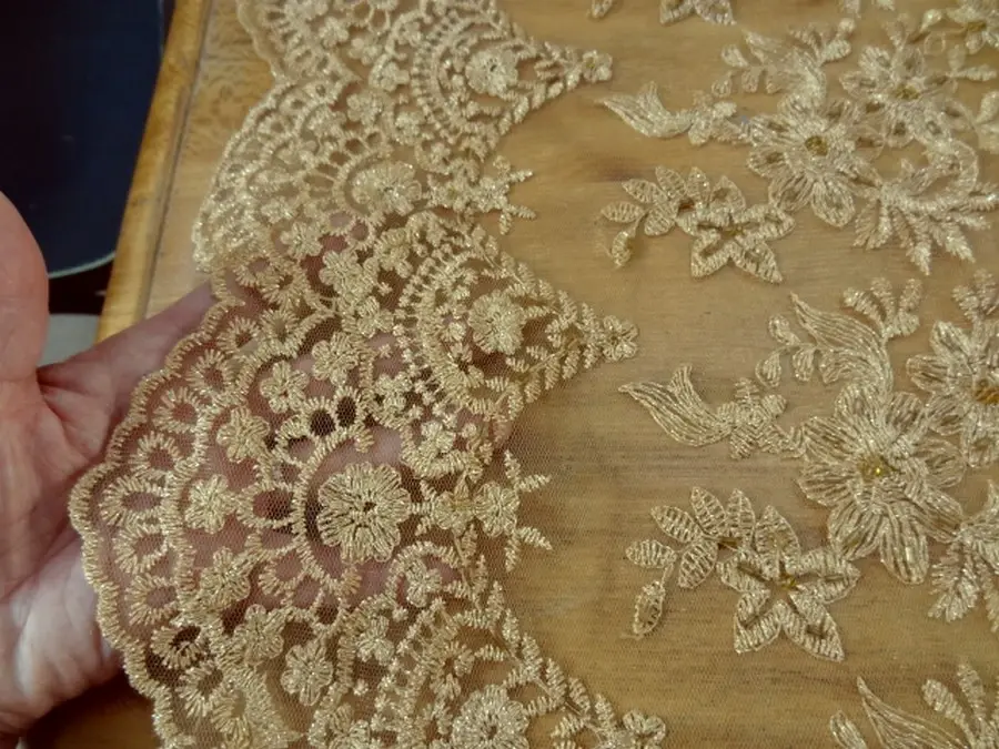 Resille vieil or brodee festonnee avec perles de rocaille 1