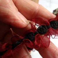 Ruban bordeaux ecrin de roses noires 