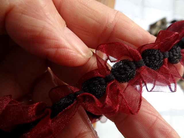 Ruban bordeaux ecrin de roses noires