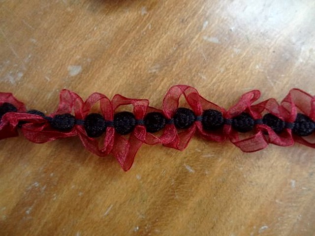 Ruban bordeaux ecrin de roses noires 1