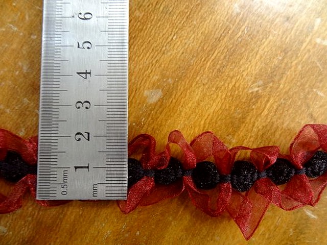 Ruban bordeaux ecrin de roses noires 2