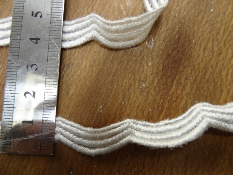 Ruban brode blanc casse motif vagues 1