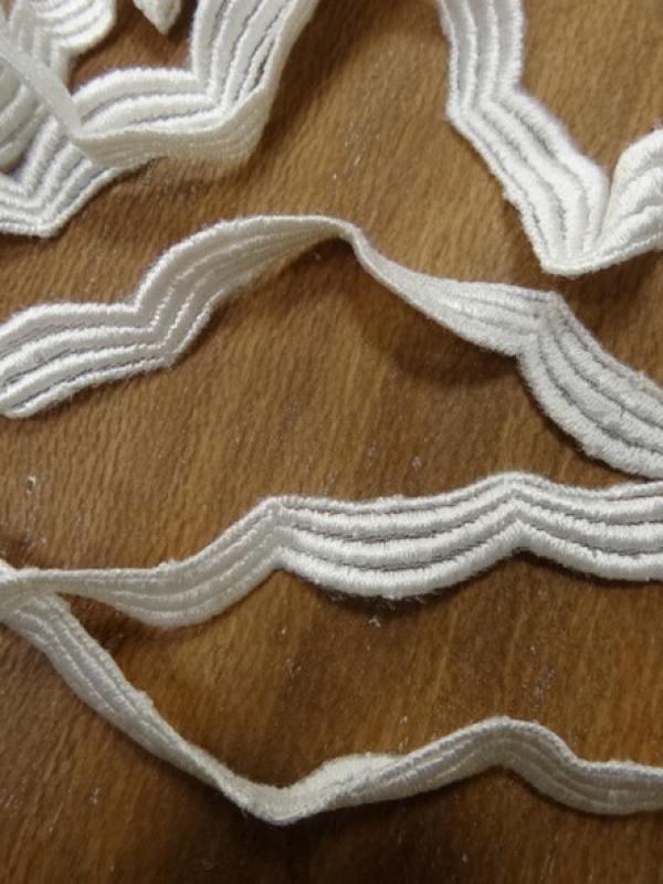 Ruban brode blanc casse motif vagues