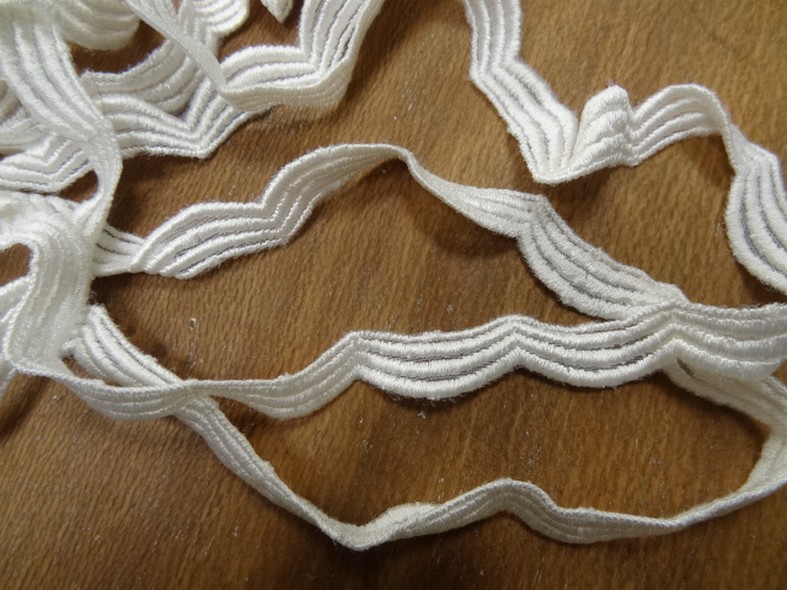 Ruban brode blanc casse motif vagues