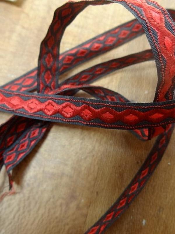 Ruban brode rouge motif infini 1 