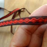 Ruban brode rouge motif infini 3