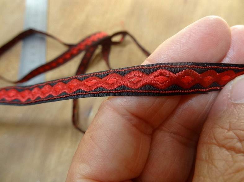 Ruban brode rouge motif infini 3