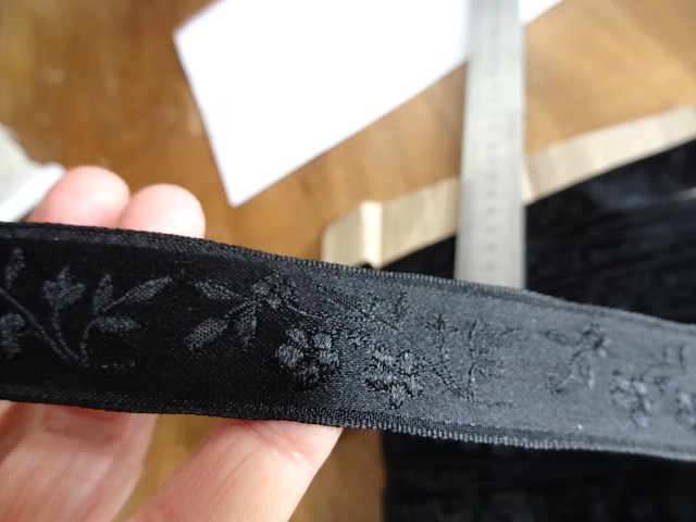 Ruban damasse noir fleuri 3