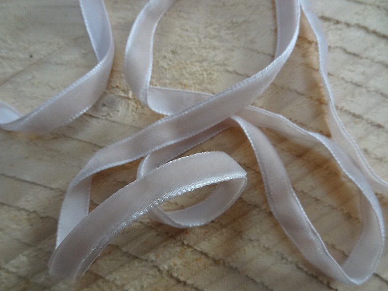 Ruban de velours beige poudre 9 mm 1