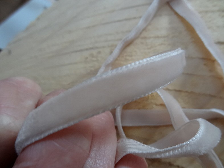 Ruban de velours beige poudre 9 mm 3