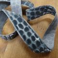 Ruban de velours frappe gris motif guepard 