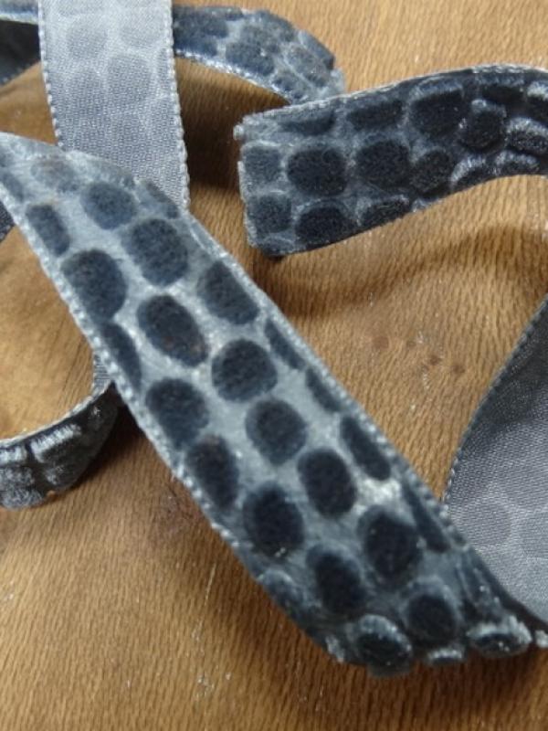 Ruban de velours frappe gris motif guepard 