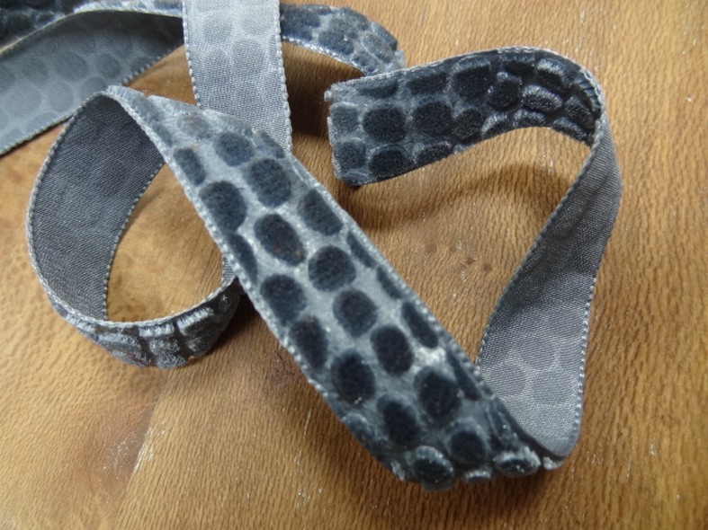 Ruban de velours frappe gris motif guepard