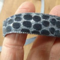 Ruban de velours frappe gris motif guepard 2 