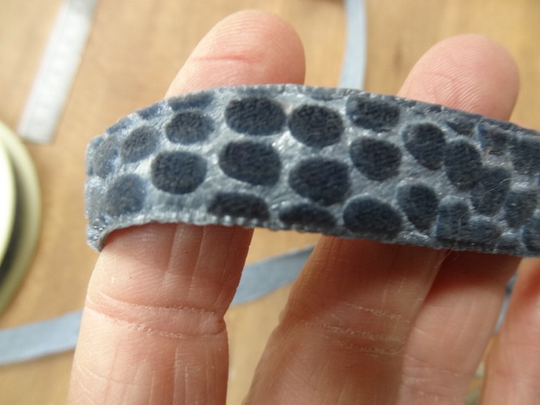 Ruban de velours frappe gris motif guepard 2