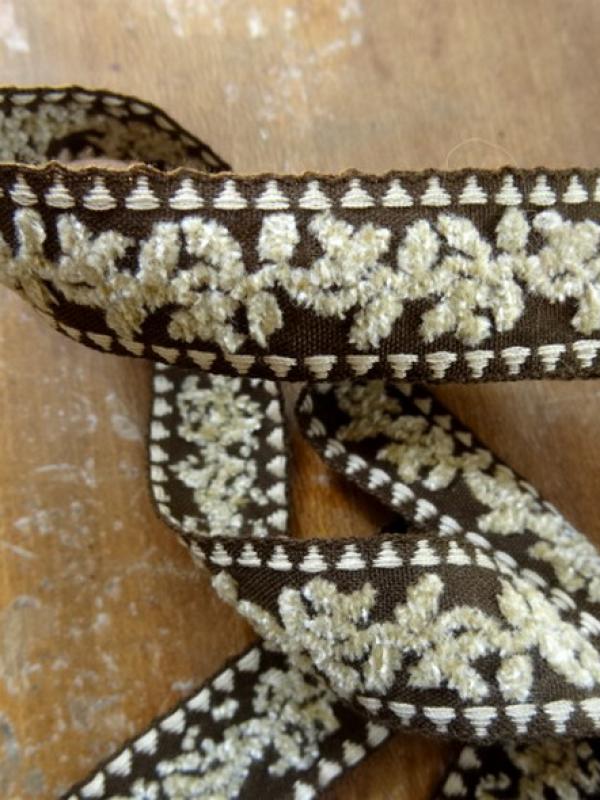 Ruban lili velours chenille beige sur fond cafe 1 