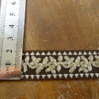 Ruban lili velours chenille beige sur fond cafe 2 