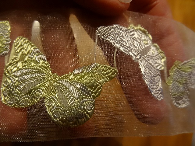 Ruban organza papillons brodes jaune gris 3 