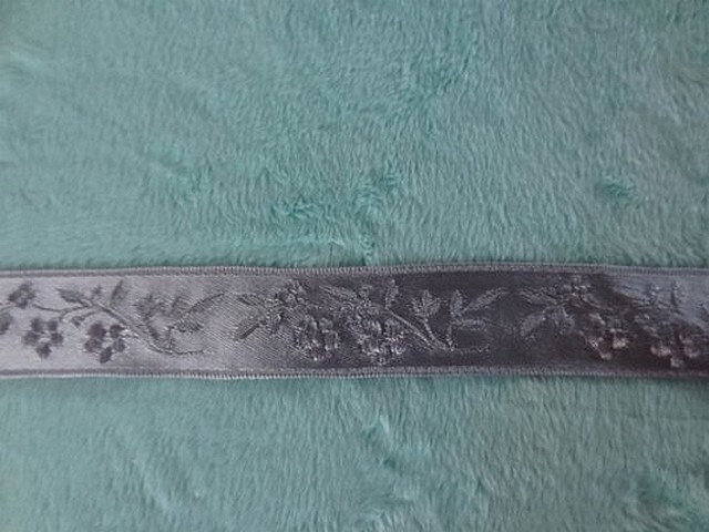 Ruban satin gris damasse fleuri 1