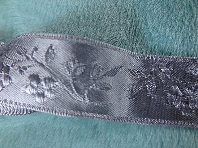 Ruban satin gris damasse fleuri 3