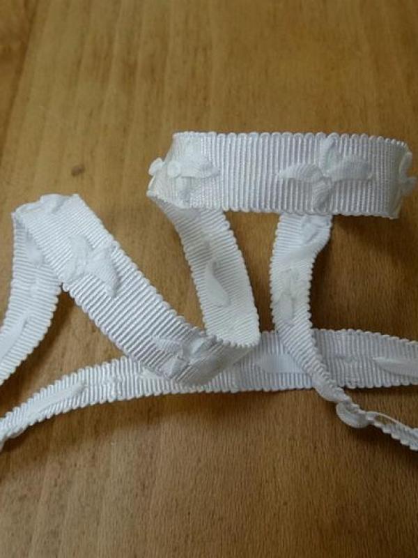 Ruban type gros grain a petits noeuds blanc casse 2 