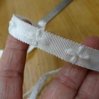 Ruban type gros grain a petits noeuds blanc casse 4 