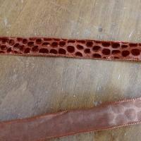 Ruban velours frappe guepard corail fonce 1
