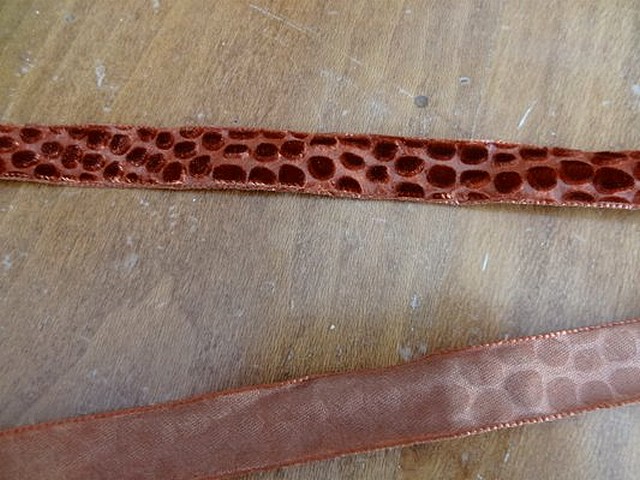 Ruban velours frappe guepard corail fonce 1