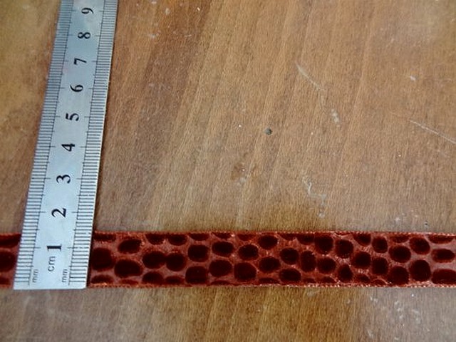 Ruban velours frappe guepard corail fonce 2