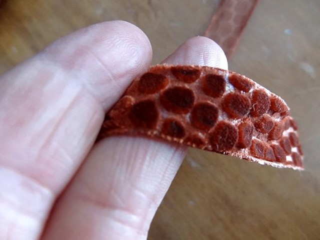 Ruban velours frappe guepard corail fonce 3