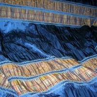 Satin bleu saphir fronce frises ocres 1 