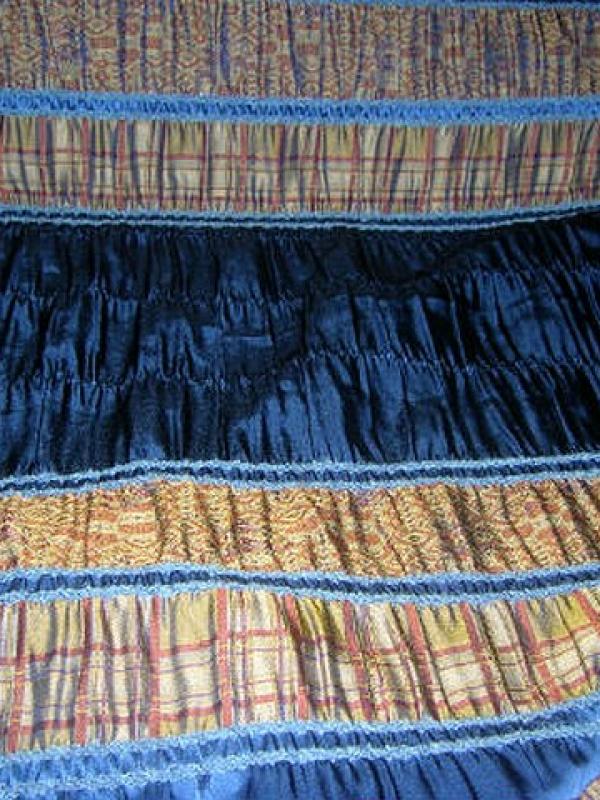 Satin bleu saphir fronce frises ocres 2 