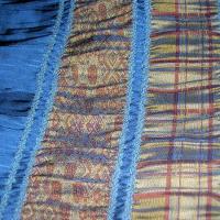 Satin bleu saphir fronce frises ocres 3 