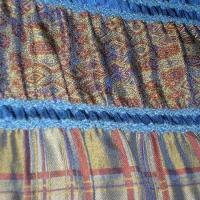 Satin bleu saphir fronce frises ocres 4 