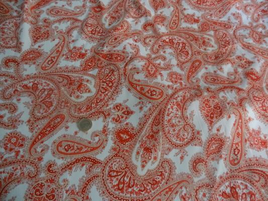 Satin blanc cachemire rouge 02
