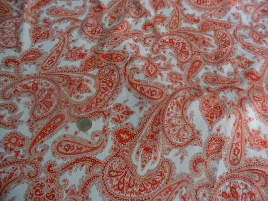 Satin blanc cachemire rouge 02