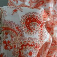 Satin blanc cachemire rouge 03