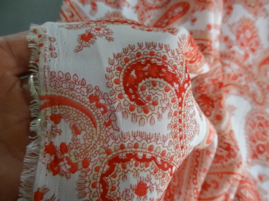 Satin blanc cachemire rouge 03
