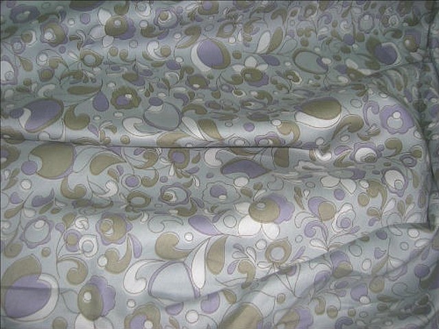 Satin coton gris clair arabesque de fleurs mauve taupe 1
