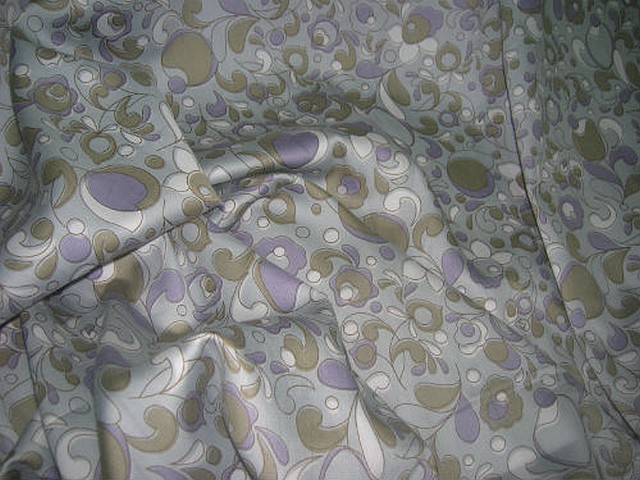 Satin coton gris clair arabesque de fleurs mauve taupe 2