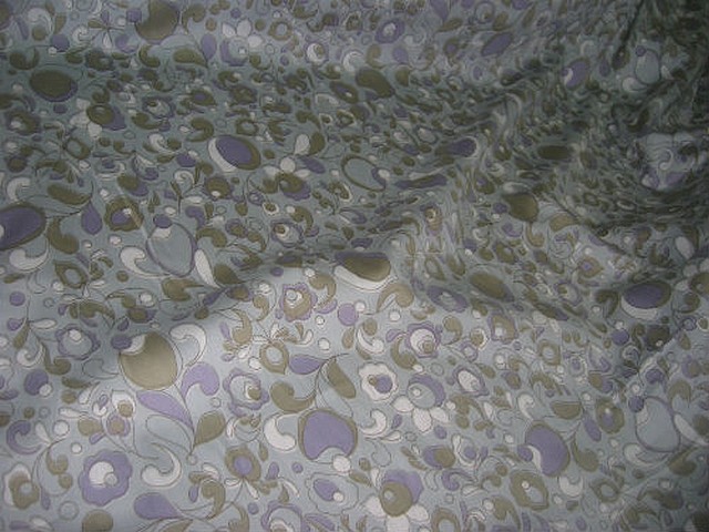 Satin coton gris clair arabesque de fleurs mauve taupe 3