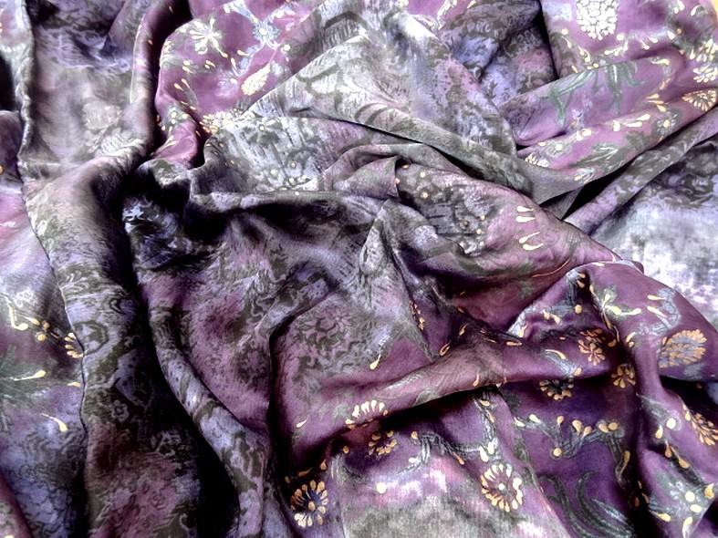 Satin coton viscose prune et violet fleuri