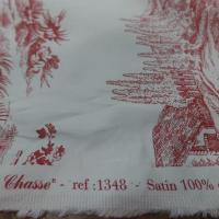 Satin de coton blanc casse motif chasse a courre bordeaux 