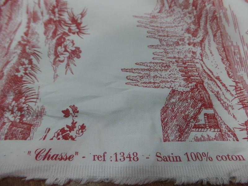 Satin de coton blanc casse motif chasse a courre bordeaux