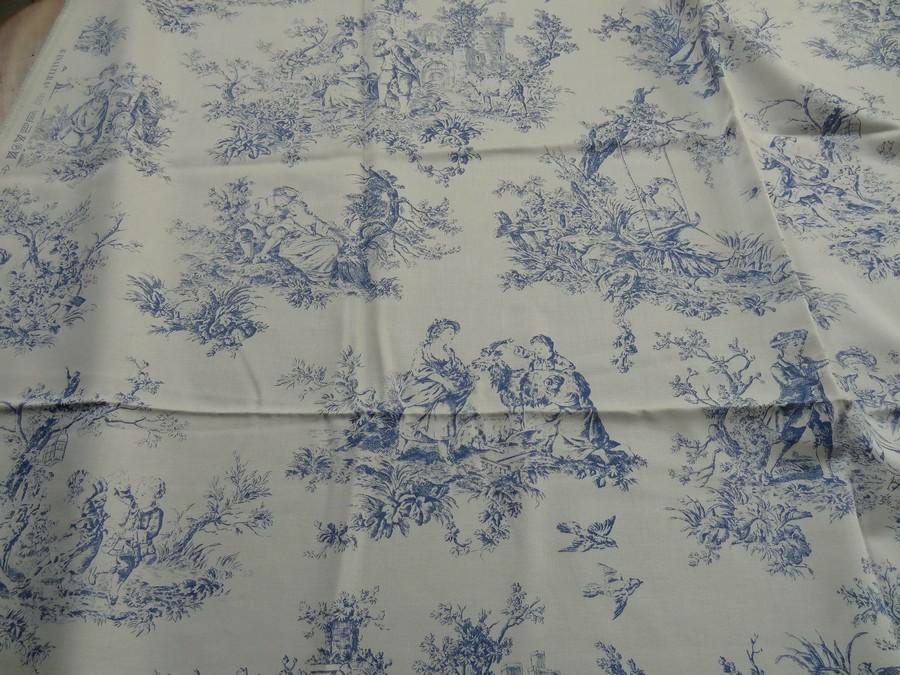 Satin de coton blanc casse motif toile de jouy bleu marine 2