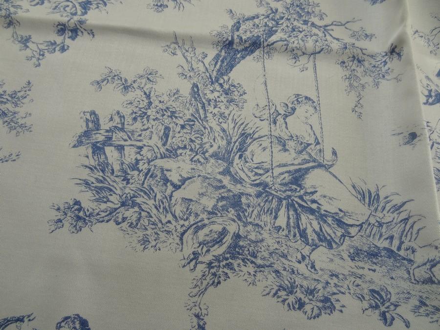 Satin de coton blanc casse motif toile de jouy bleu marine 3